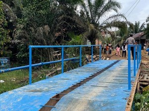 Polres Muba Bangun Jembatan Besi Penghubung Bantu Akses Anak Sekolah