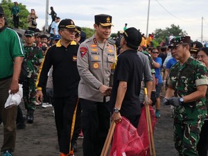 Kapolda Bali Berbaur Saat Aksi Bersih-bersih Sampah di Pantai Padanggalak