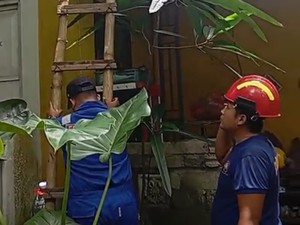 Emak-emak Banyuwangi Terjebak di Lantai 2 Rumahnya Minta Bantuan Damkar