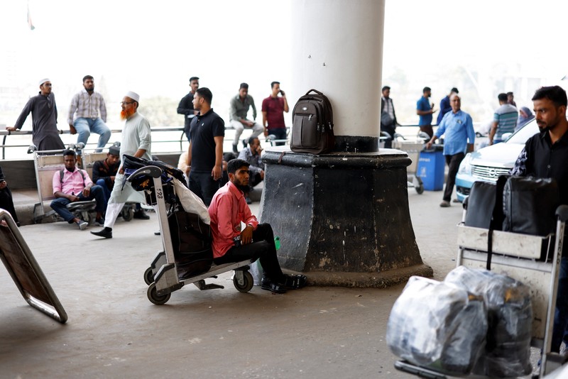 Ribuan pelancong terlantar setelah sejumlah negara Timur Tengah menutup wilayah udara mereka menyusul serangan militer terhadap Iran, Minggu (1/3/2026). (REUTERS/Mohammad Ponir Hossain)