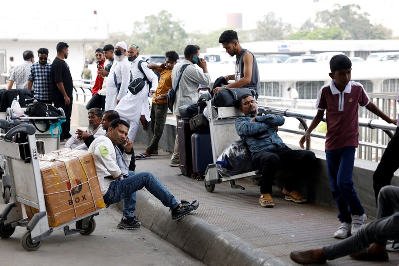 Ribuan pelancong terlantar setelah sejumlah negara Timur Tengah menutup wilayah udara mereka menyusul serangan militer terhadap Iran, Minggu (1/3/2026). (REUTERS/Mohammad Ponir Hossain)