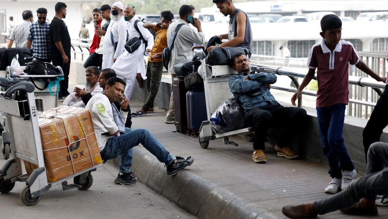 Ribuan pelancong terlantar setelah sejumlah negara Timur Tengah menutup wilayah udara mereka menyusul serangan militer terhadap Iran, Minggu (1/3/2026). (REUTERS/Mohammad Ponir Hossain)