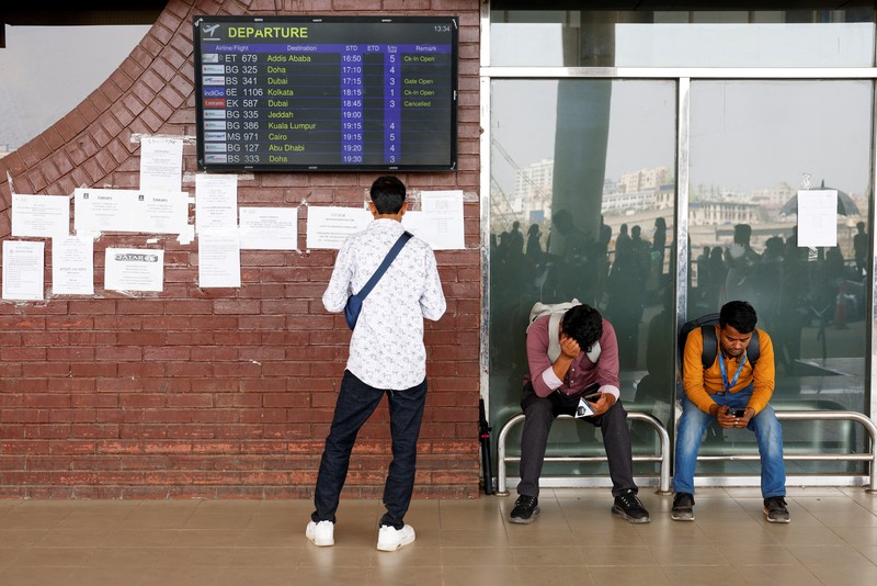 Ribuan pelancong terlantar setelah sejumlah negara Timur Tengah menutup wilayah udara mereka menyusul serangan militer terhadap Iran, Minggu (1/3/2026). (REUTERS/Mohammad Ponir Hossain)