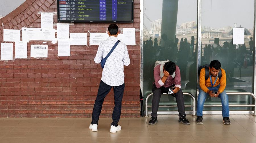 Ribuan pelancong terlantar setelah sejumlah negara Timur Tengah menutup wilayah udara mereka menyusul serangan militer terhadap Iran, Minggu (1/3/2026). (REUTERS/Mohammad Ponir Hossain)