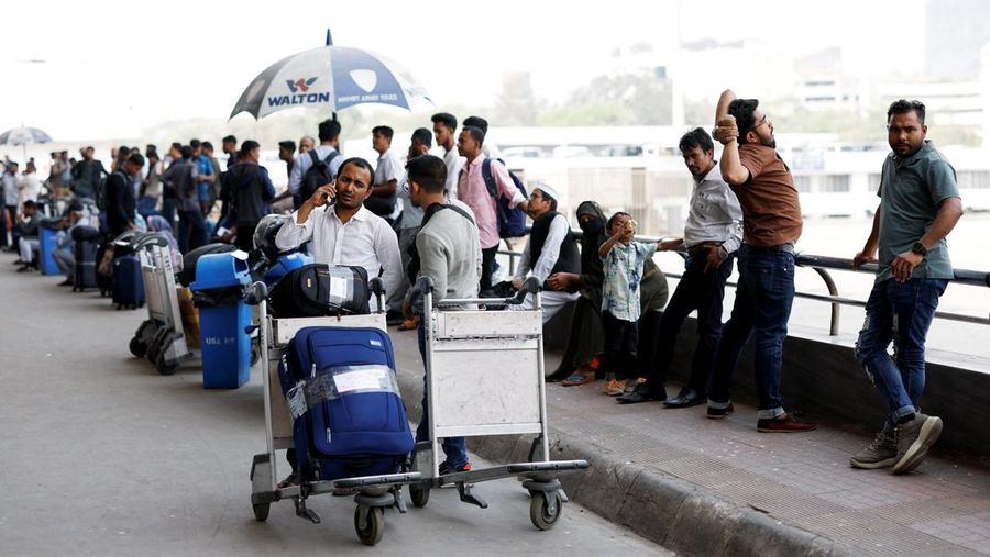 Ribuan pelancong terlantar setelah sejumlah negara Timur Tengah menutup wilayah udara mereka menyusul serangan militer terhadap Iran, Minggu (1/3/2026). (REUTERS/Mohammad Ponir Hossain)