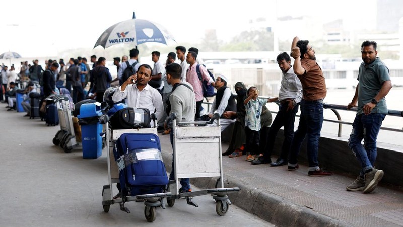 Ribuan pelancong terlantar setelah sejumlah negara Timur Tengah menutup wilayah udara mereka menyusul serangan militer terhadap Iran, Minggu (1/3/2026). (REUTERS/Mohammad Ponir Hossain)