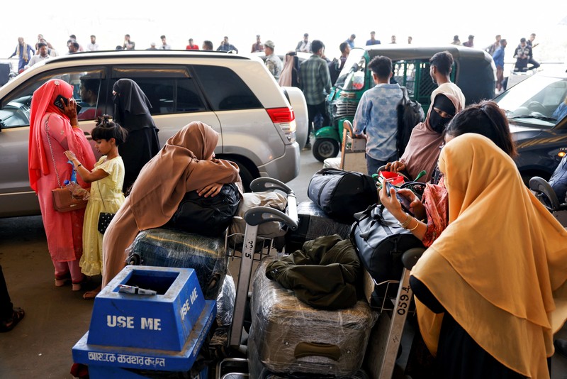 Ribuan pelancong terlantar setelah sejumlah negara Timur Tengah menutup wilayah udara mereka menyusul serangan militer terhadap Iran, Minggu (1/3/2026). (REUTERS/Mohammad Ponir Hossain)