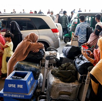 Potret Penumpang Pesawat Terlantar Gara-Gara Arab Mencekam