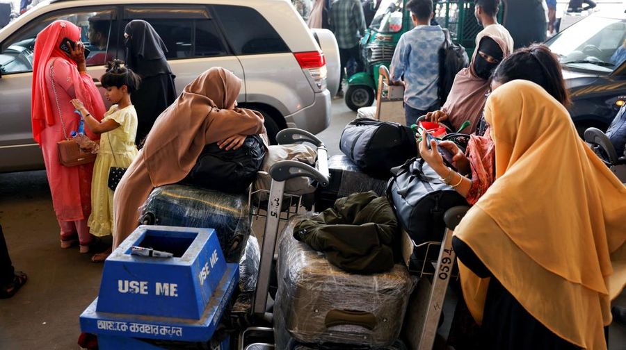 Ribuan pelancong terlantar setelah sejumlah negara Timur Tengah menutup wilayah udara mereka menyusul serangan militer terhadap Iran, Minggu (1/3/2026). (REUTERS/Mohammad Ponir Hossain)