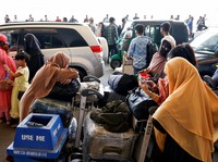 Potret Penumpang Pesawat Terlantar Gara-Gara Arab Mencekam