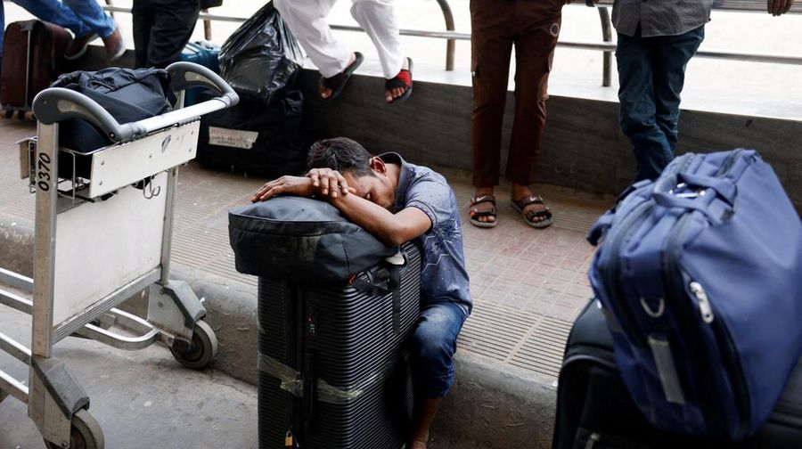 Ribuan pelancong terlantar setelah sejumlah negara Timur Tengah menutup wilayah udara mereka menyusul serangan militer terhadap Iran, Minggu (1/3/2026). (REUTERS/Mohammad Ponir Hossain)