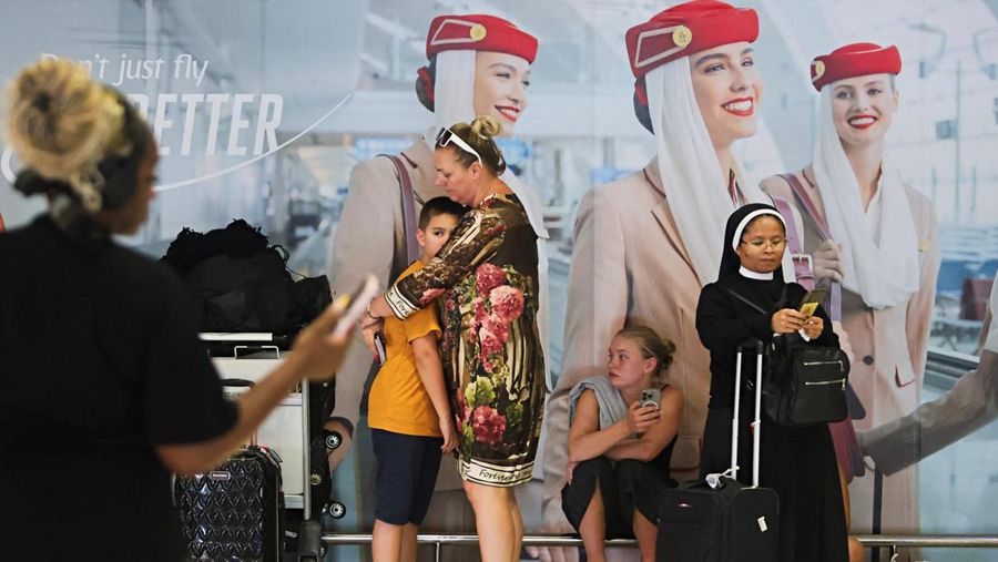 Sejumlah penerbangan di Bandara I Gusti Ngurah Rai Bali terdampak penutupan ruang udara di sejumlah negara. Hal itu menyusul serangan besar-besaran yang dilancarkan Amerika Serikat (AS) dan Israel ke Iran, Minggu (1//3/2026). (REUTERS/Johannes Christo)