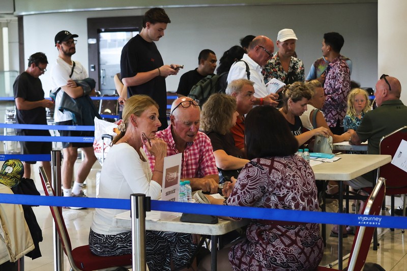 Sejumlah penerbangan di Bandara I Gusti Ngurah Rai Bali terdampak penutupan ruang udara di sejumlah negara. Hal itu menyusul serangan besar-besaran yang dilancarkan Amerika Serikat (AS) dan Israel ke Iran, Minggu (1//3/2026). (REUTERS/Johannes Christo)