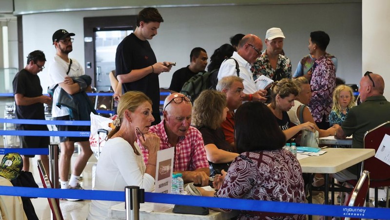 Sejumlah penerbangan di Bandara I Gusti Ngurah Rai Bali terdampak penutupan ruang udara di sejumlah negara. Hal itu menyusul serangan besar-besaran yang dilancarkan Amerika Serikat (AS) dan Israel ke Iran, Minggu (1//3/2026). (REUTERS/Johannes Christo)