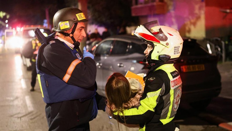 Serangan rudal Iran menghantam wilayah Tel Aviv, Israel, pada Sabtu (28/2) waktu setempat. Total ada 20 orang terluka dan satu lainnya tewas. (REUTERS/Gideon Markowicz)