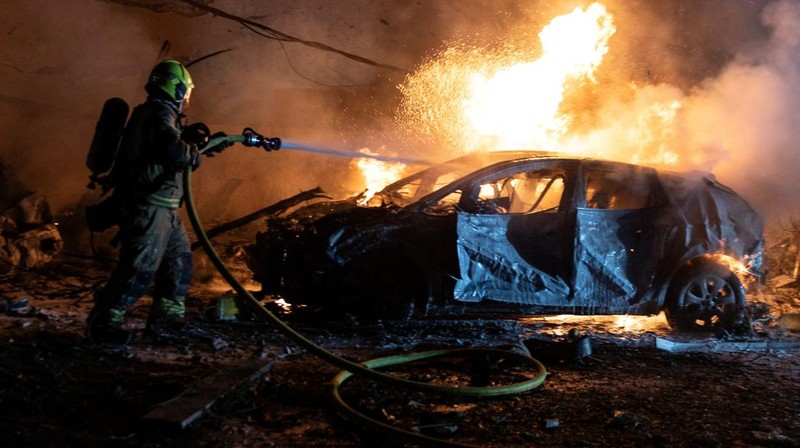 Serangan rudal Iran menghantam wilayah Tel Aviv, Israel, pada Sabtu (28/2) waktu setempat. Total ada 20 orang terluka dan satu lainnya tewas. (REUTERS/Gideon Markowicz)