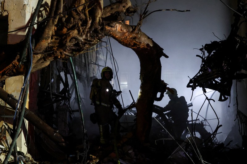 Serangan rudal Iran menghantam wilayah Tel Aviv, Israel, pada Sabtu (28/2) waktu setempat. Total ada 20 orang terluka dan satu lainnya tewas. (REUTERS/Gideon Markowicz)