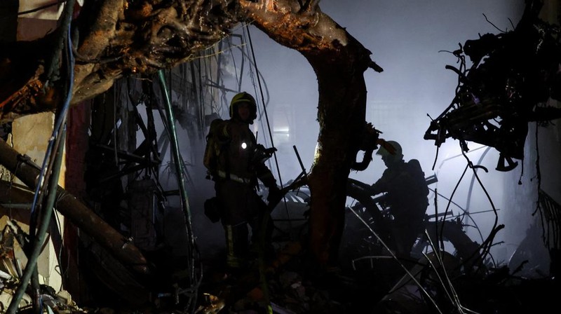 Serangan rudal Iran menghantam wilayah Tel Aviv, Israel, pada Sabtu (28/2) waktu setempat. Total ada 20 orang terluka dan satu lainnya tewas. (REUTERS/Gideon Markowicz)