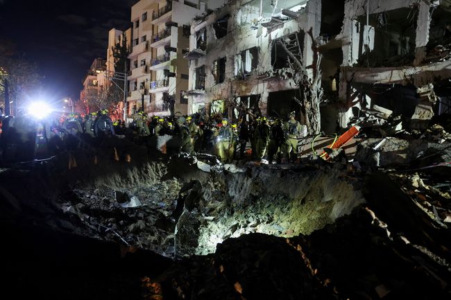Rudal Iran Hantam Wilayah Tel Aviv, Puluhan Orang Luka-luka