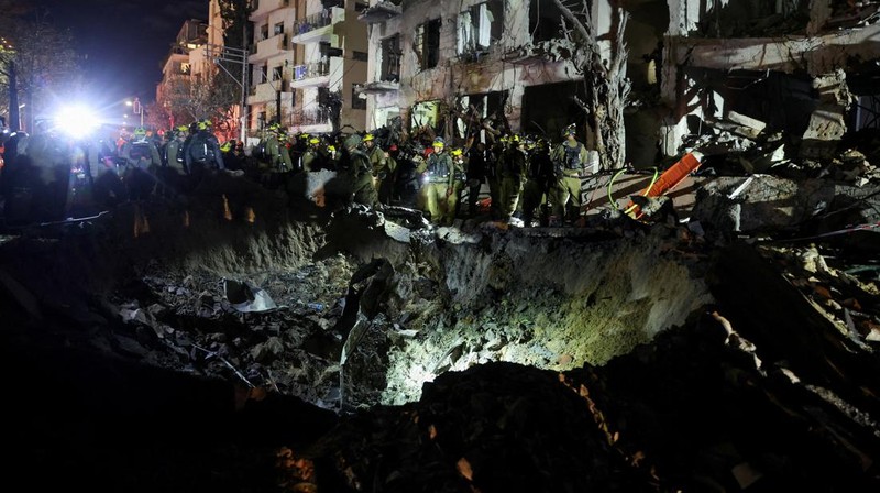 Serangan rudal Iran menghantam wilayah Tel Aviv, Israel, pada Sabtu (28/2) waktu setempat. Total ada 20 orang terluka dan satu lainnya tewas. (REUTERS/Gideon Markowicz)