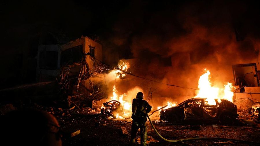 Serangan rudal Iran menghantam wilayah Tel Aviv, Israel, pada Sabtu (28/2) waktu setempat. Total ada 20 orang terluka dan satu lainnya tewas. (REUTERS/Gideon Markowicz)