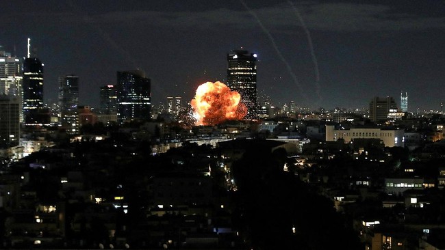Breaking: Gelombang Rudal Hantam Israel-Ledakan Besar Guncang Tel Aviv