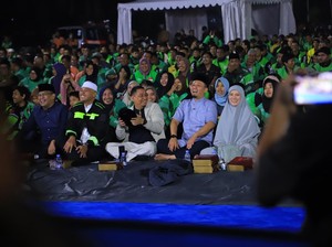 Momen Walkot Pekanbaru Sahur On The Road Bareng 2.000 Driver Ojol