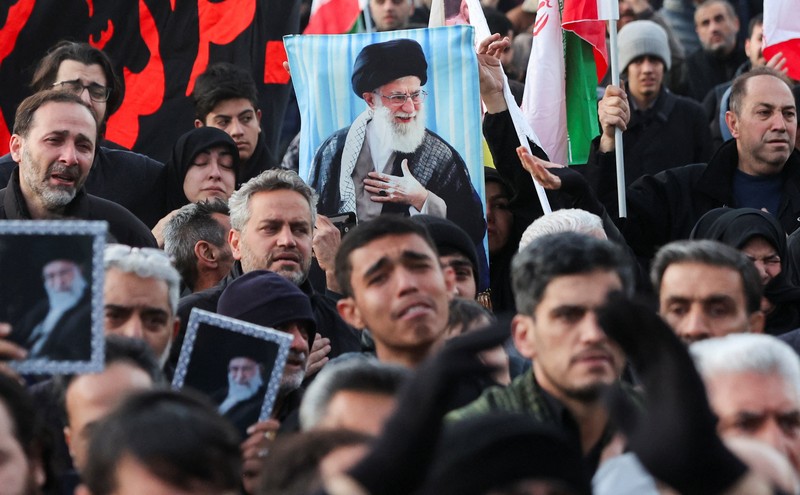 Warga Iran berkumpul usai pengumuman tewasnya pemimpin Iran Ali Khamenei oleh Israel dan Amerika di Teheran, Iran (1/3/2026). (via REUTERS/Majid Asgaripour)