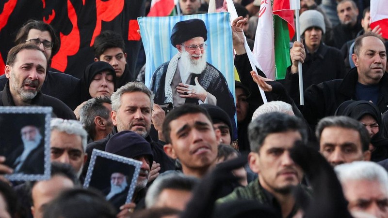Warga Iran berkumpul usai pengumuman tewasnya pemimpin Iran Ali Khamenei oleh Israel dan Amerika di Teheran, Iran (1/3/2026). (via REUTERS/Majid Asgaripour)