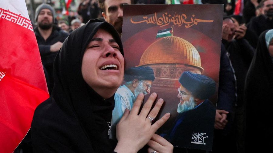 Warga Iran berkumpul usai pengumuman tewasnya pemimpin Iran Ali Khamenei oleh Israel dan Amerika di Teheran, Iran (1/3/2026). (via REUTERS/Majid Asgaripour)