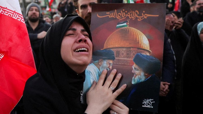 Warga Iran berkumpul usai pengumuman tewasnya pemimpin Iran Ali Khamenei oleh Israel dan Amerika di Teheran, Iran (1/3/2026). (via REUTERS/Majid Asgaripour)