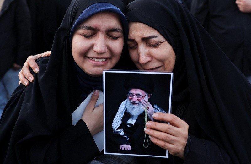 Warga Iran berkumpul usai pengumuman tewasnya pemimpin Iran Ali Khamenei oleh Israel dan Amerika di Teheran, Iran (1/3/2026). (via REUTERS/Majid Asgaripour)