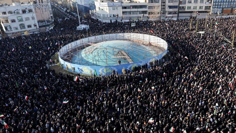 Warga Iran berkumpul usai pengumuman tewasnya pemimpin Iran Ali Khamenei oleh Israel dan Amerika di Teheran, Iran (1/3/2026). (via REUTERS/Majid Asgaripour)
