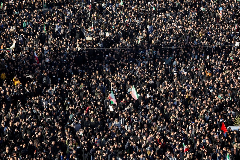 Warga Iran berkumpul usai pengumuman tewasnya pemimpin Iran Ali Khamenei oleh Israel dan Amerika di Teheran, Iran (1/3/2026). (via REUTERS/Majid Asgaripour)