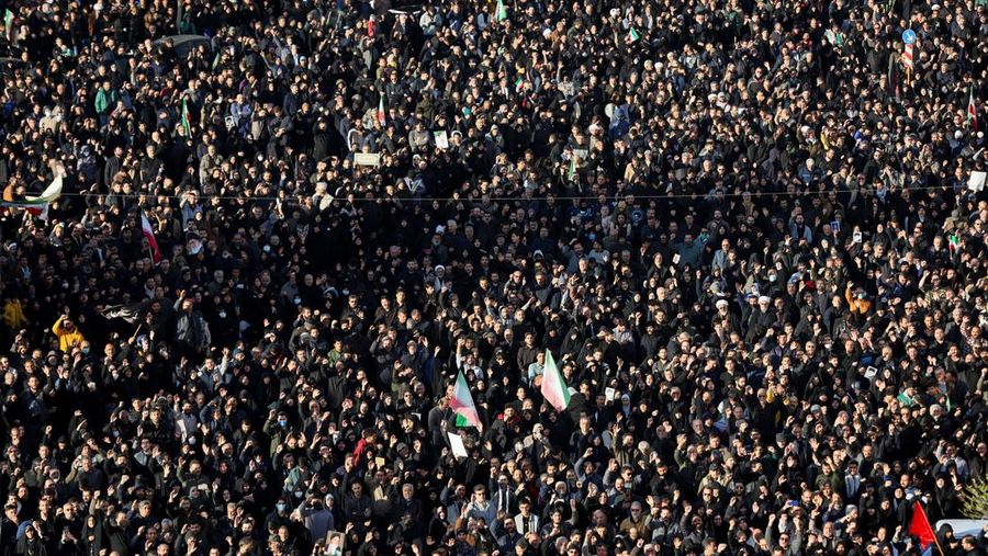 Warga Iran berkumpul usai pengumuman tewasnya pemimpin Iran Ali Khamenei oleh Israel dan Amerika di Teheran, Iran (1/3/2026). (via REUTERS/Majid Asgaripour)