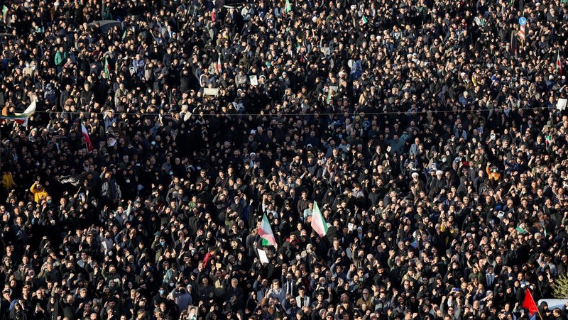 Warga Iran berkumpul usai pengumuman tewasnya pemimpin Iran Ali Khamenei oleh Israel dan Amerika di Teheran, Iran (1/3/2026). (via REUTERS/Majid Asgaripour)