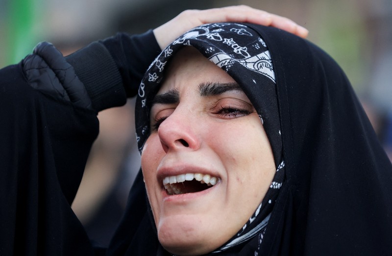 Warga Iran berkumpul usai pengumuman tewasnya pemimpin Iran Ali Khamenei oleh Israel dan Amerika di Teheran, Iran (1/3/2026). (via REUTERS/Majid Asgaripour)