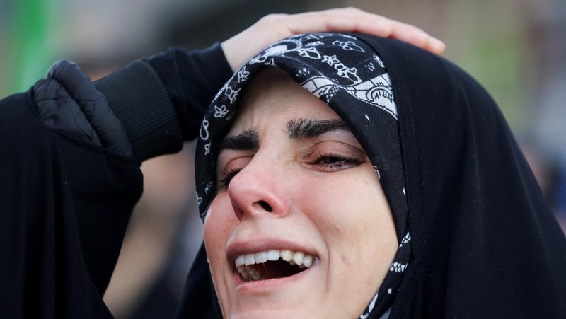 Warga Iran berkumpul usai pengumuman tewasnya pemimpin Iran Ali Khamenei oleh Israel dan Amerika di Teheran, Iran (1/3/2026). (via REUTERS/Majid Asgaripour)