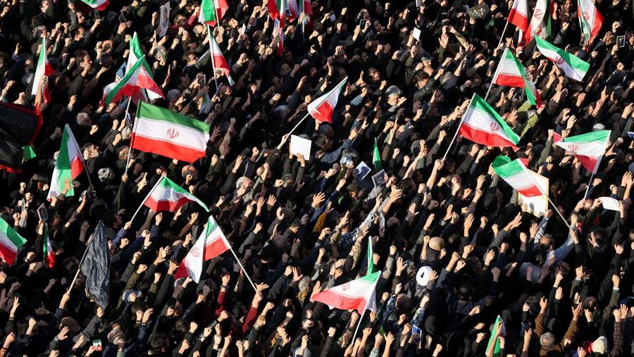 Warga Iran berkumpul usai pengumuman tewasnya pemimpin Iran Ali Khamenei oleh Israel dan Amerika di Teheran, Iran (1/3/2026). (via REUTERS/Majid Asgaripour)