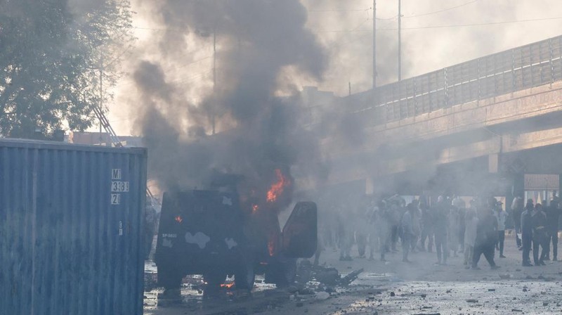 Aksi demonstrasi merespons serangan AS dan Israel di tembok luar konsulat AS di Karachi, Pakistan, Minggu (1/3/2026). (REUTERS/Akhtar Soomro)