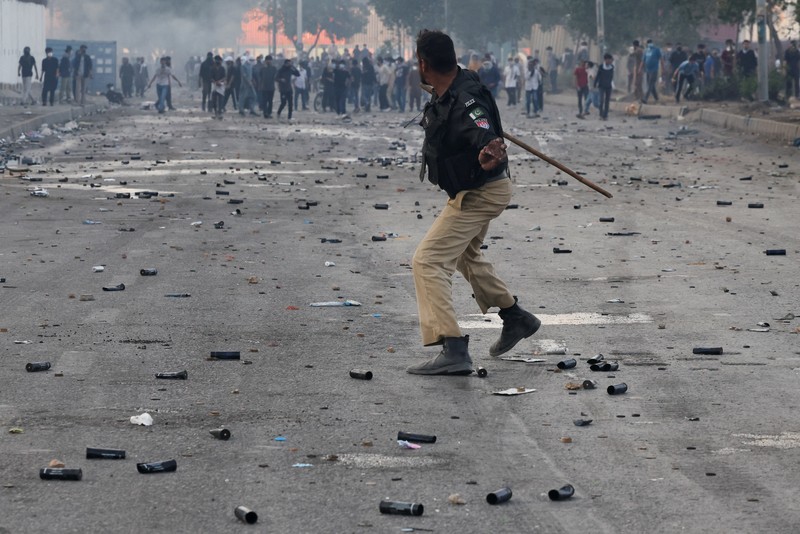 Aksi demonstrasi merespons serangan AS dan Israel di tembok luar konsulat AS di Karachi, Pakistan, Minggu (1/3/2026). (REUTERS/Akhtar Soomro)