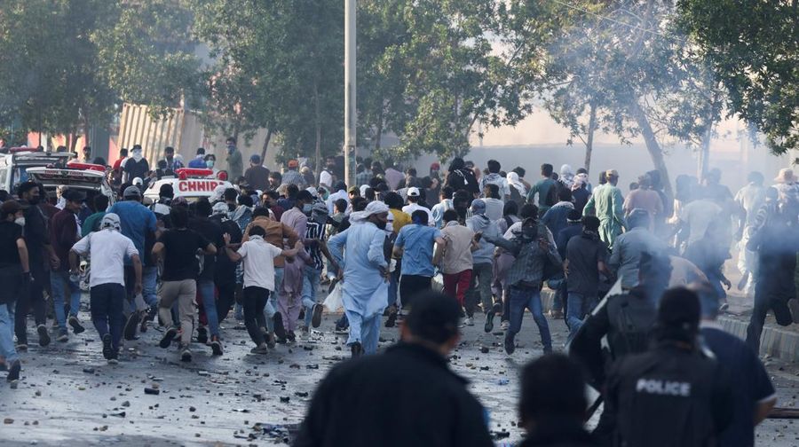 Aksi demonstrasi merespons serangan AS dan Israel di tembok luar konsulat AS di Karachi, Pakistan, Minggu (1/3/2026). (REUTERS/Akhtar Soomro)