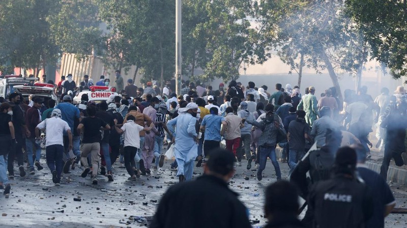 Aksi demonstrasi merespons serangan AS dan Israel di tembok luar konsulat AS di Karachi, Pakistan, Minggu (1/3/2026). (REUTERS/Akhtar Soomro)