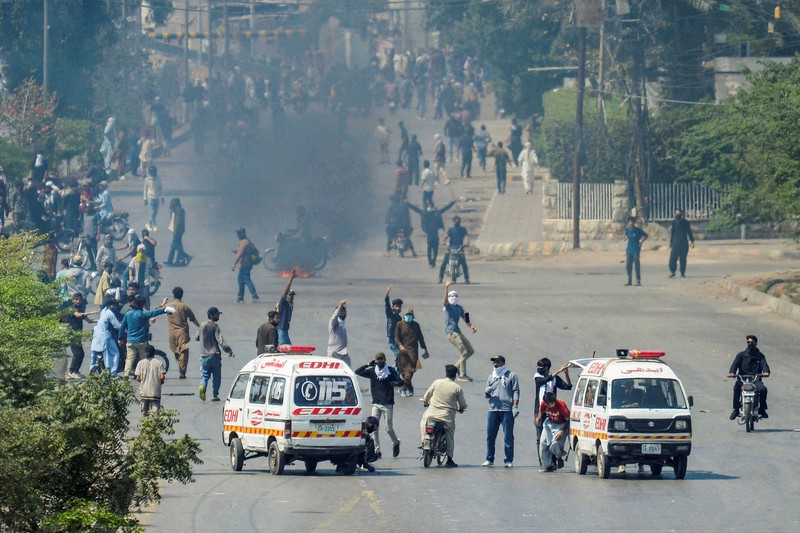 Aksi demonstrasi merespons serangan AS dan Israel di tembok luar konsulat AS di Karachi, Pakistan, Minggu (1/3/2026). (REUTERS/Akhtar Soomro)