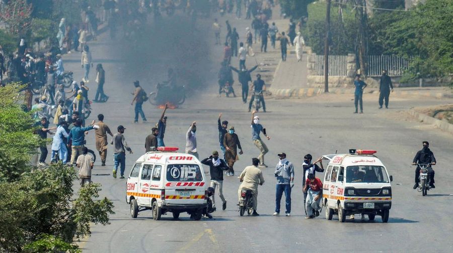 Aksi demonstrasi merespons serangan AS dan Israel di tembok luar konsulat AS di Karachi, Pakistan, Minggu (1/3/2026). (REUTERS/Akhtar Soomro)