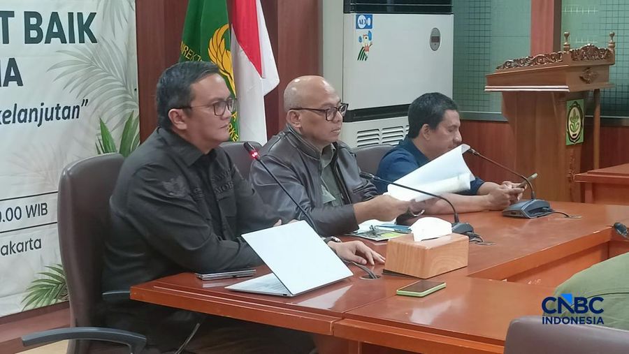 Direktur Perlindungan Perkebunan di Direktorat Jenderal Kementerian Pertanian, Hendratmojo Bagus Hudoro (tengah) dalam diskusi mengenai Sinergi Media untuk Sawit Berkelanjutan di Kementan, Senin (2/3/2026). (CNBC Indonesia/Ferry Sandi)