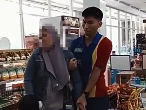 Emak-emak Bawa 2 Anak Kepergok Nyuri Susu-Mainan di Toko Ritel Muna