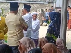 Alasan Emak-emak di Sampang Nekat Tagih Utang Sebelum Jenazah Dikuburkan