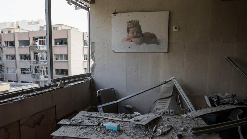 Sisa-sisa puing setelah serangan Israel dan AS terhadap Rumah Sakit Hotel Gandhi, di tengah konflik AS-Israel dengan Iran, di Teheran, Iran, 2 Maret 2026. Majid Asgaripour/WANA (West Asia News Agency) via REUTERS