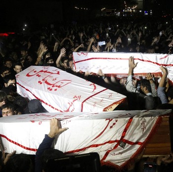 Potret Lautan Manusia Hadiri Salat Jenazah Massa Pro-Iran yang Tewas